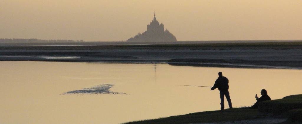 Pêcheurs à la ligne au crépuscule